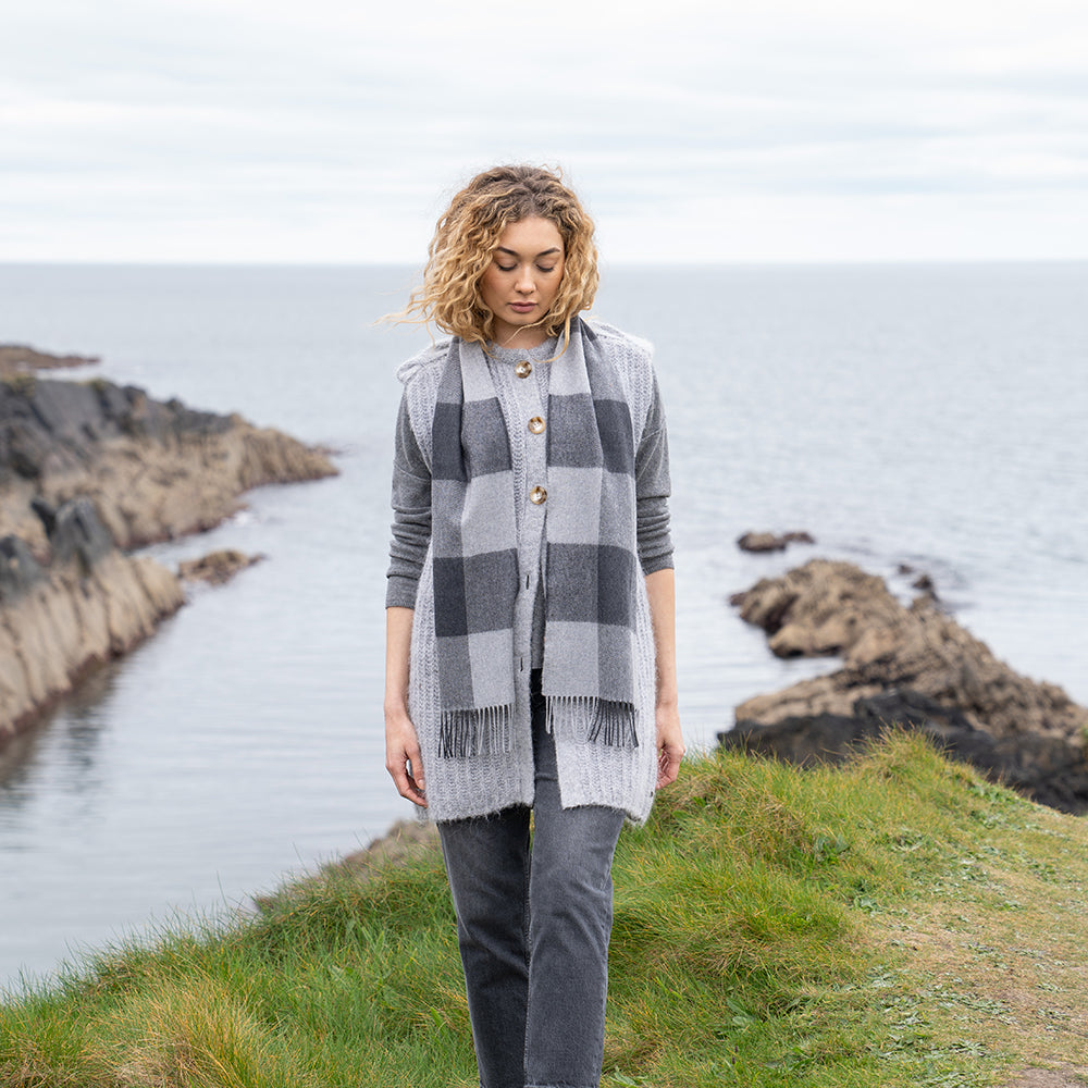 Szary szalik z wełny merino w kratkę