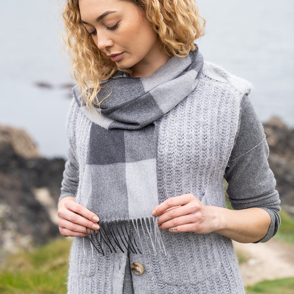 Szary szalik z wełny merino w kratkę