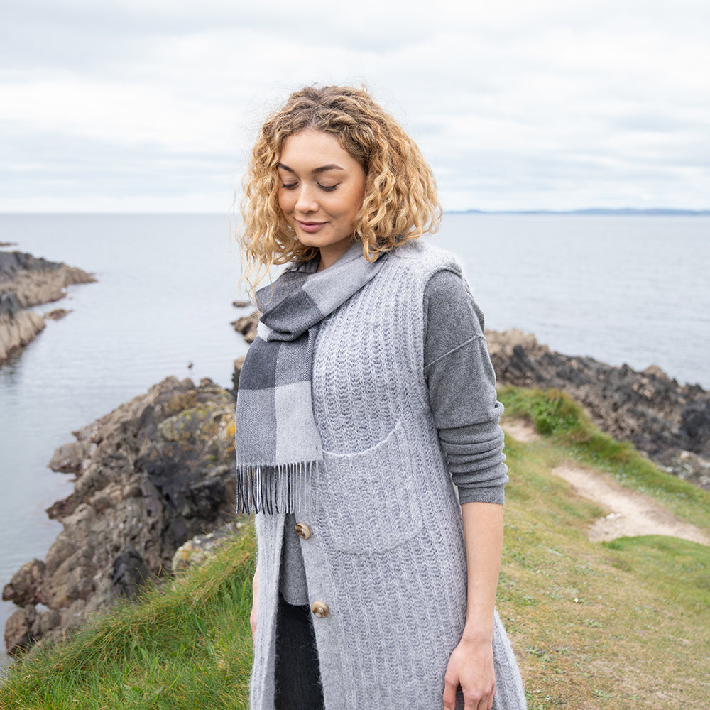 Szary szalik z wełny merino w kratkę