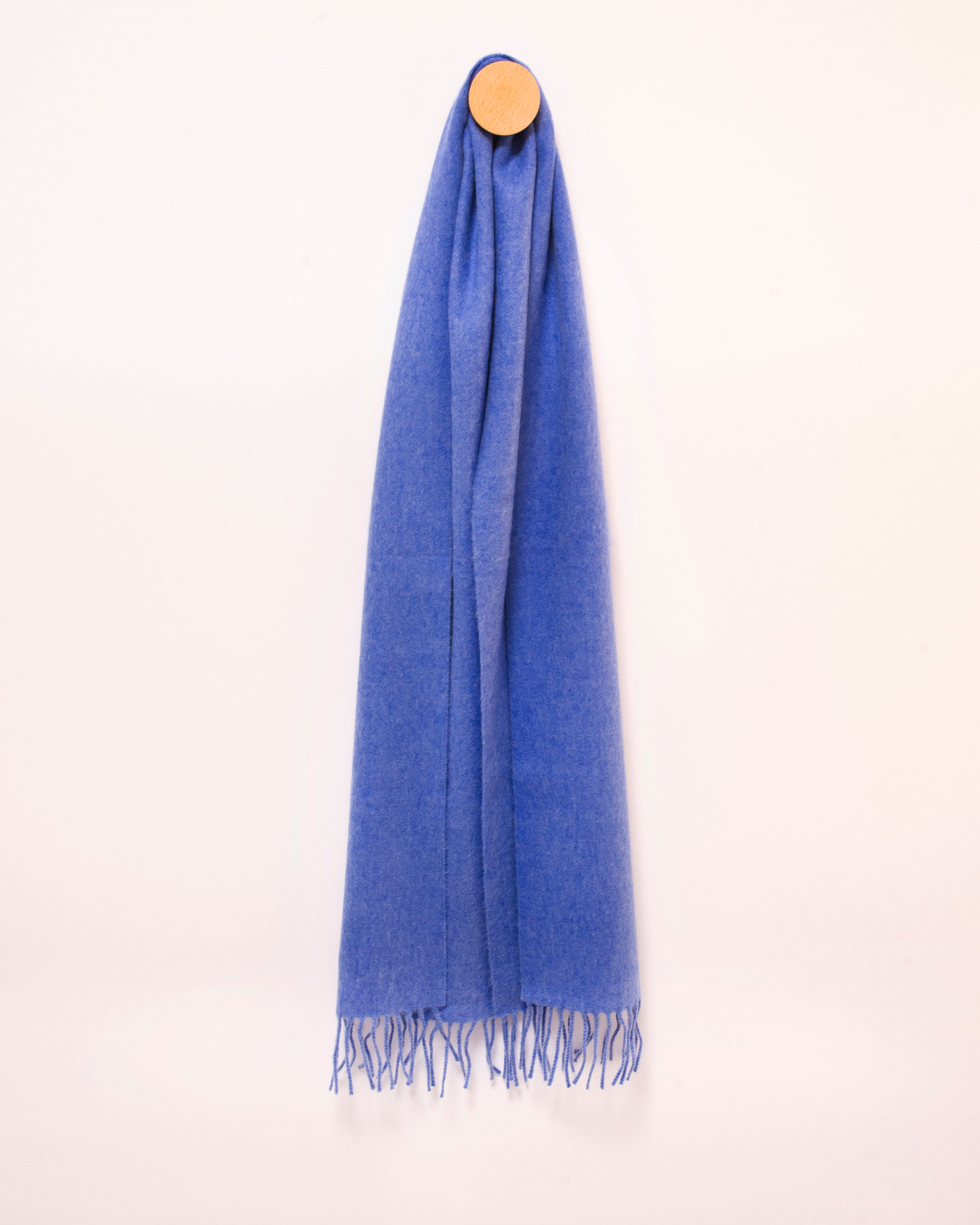 Szalik z wełny merino w kolorze niebieskiego agatu, z frędzlami 30x180cm