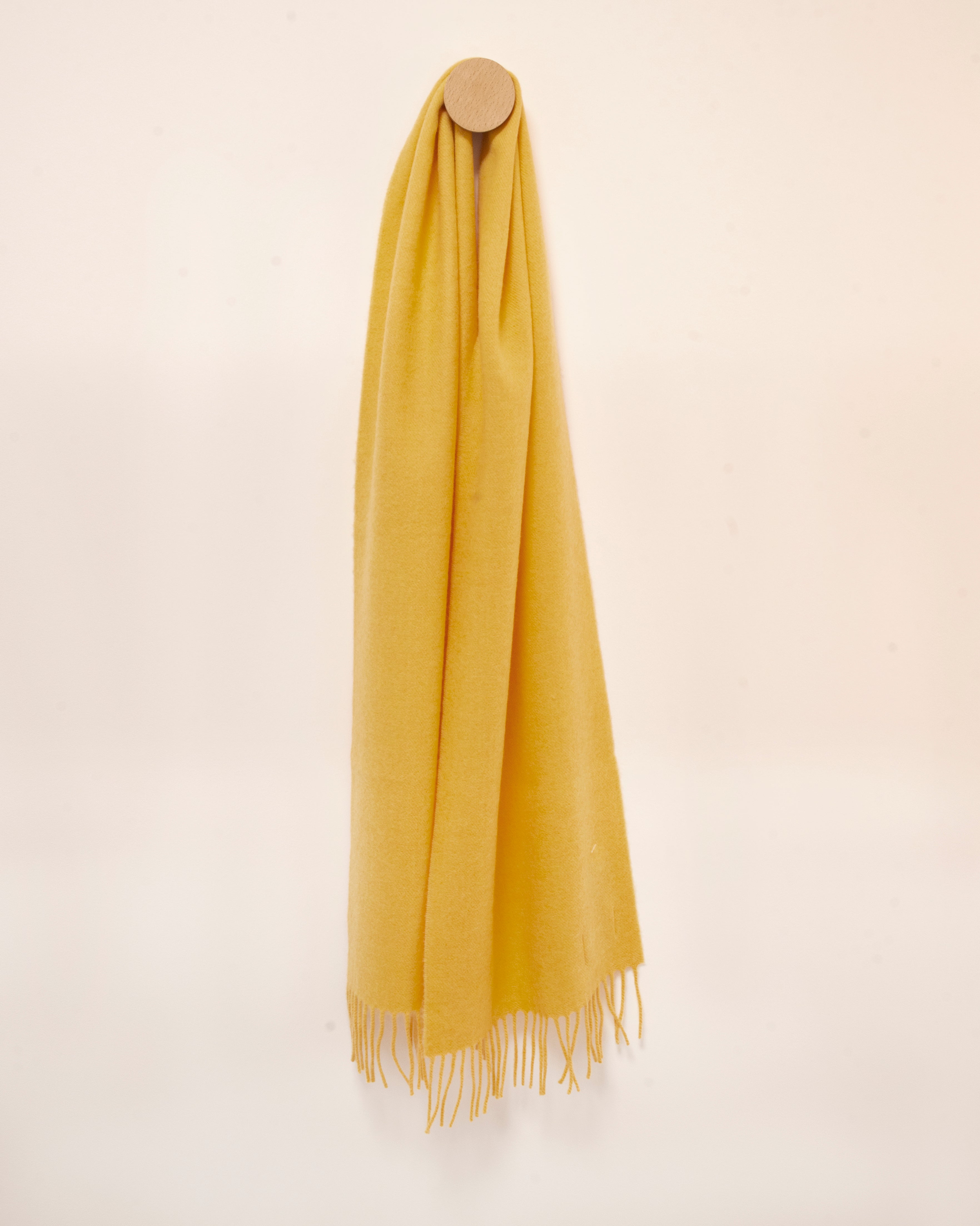 żółty szalik z wełny merino z frędzlami 30x180cm