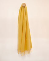żółty szalik z wełny merino z frędzlami 30x180cm