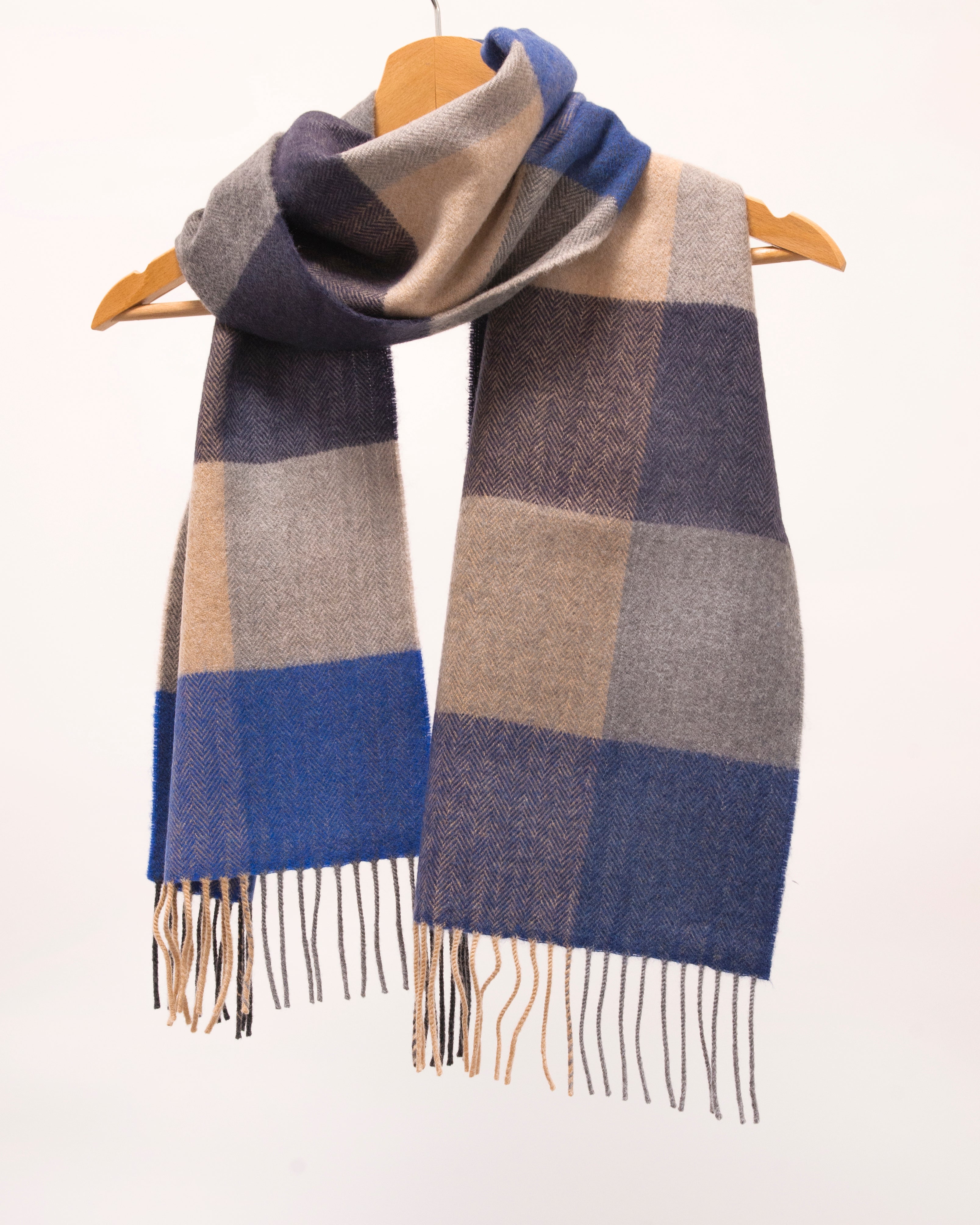 Szalik z wełny merino w kratkę - subtelna elegancja