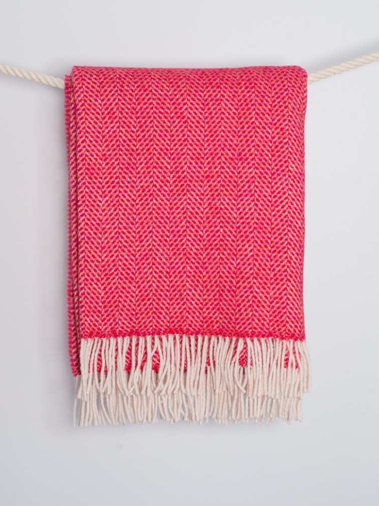 Malinowy koc z wełny merino i kaszmiru 136x180cm