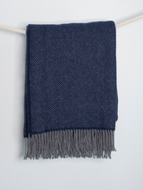 Granatowy koc z wełny merino i kaszmiru