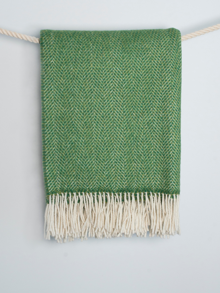 Zielony koc z wełny merino i kaszmiru - szmaragdowy szept 136x180cm