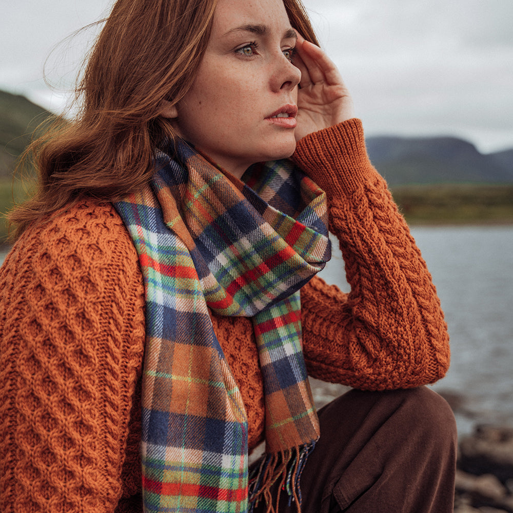 Szalik z wełny merino w kratkę pomarańczowo niebieską