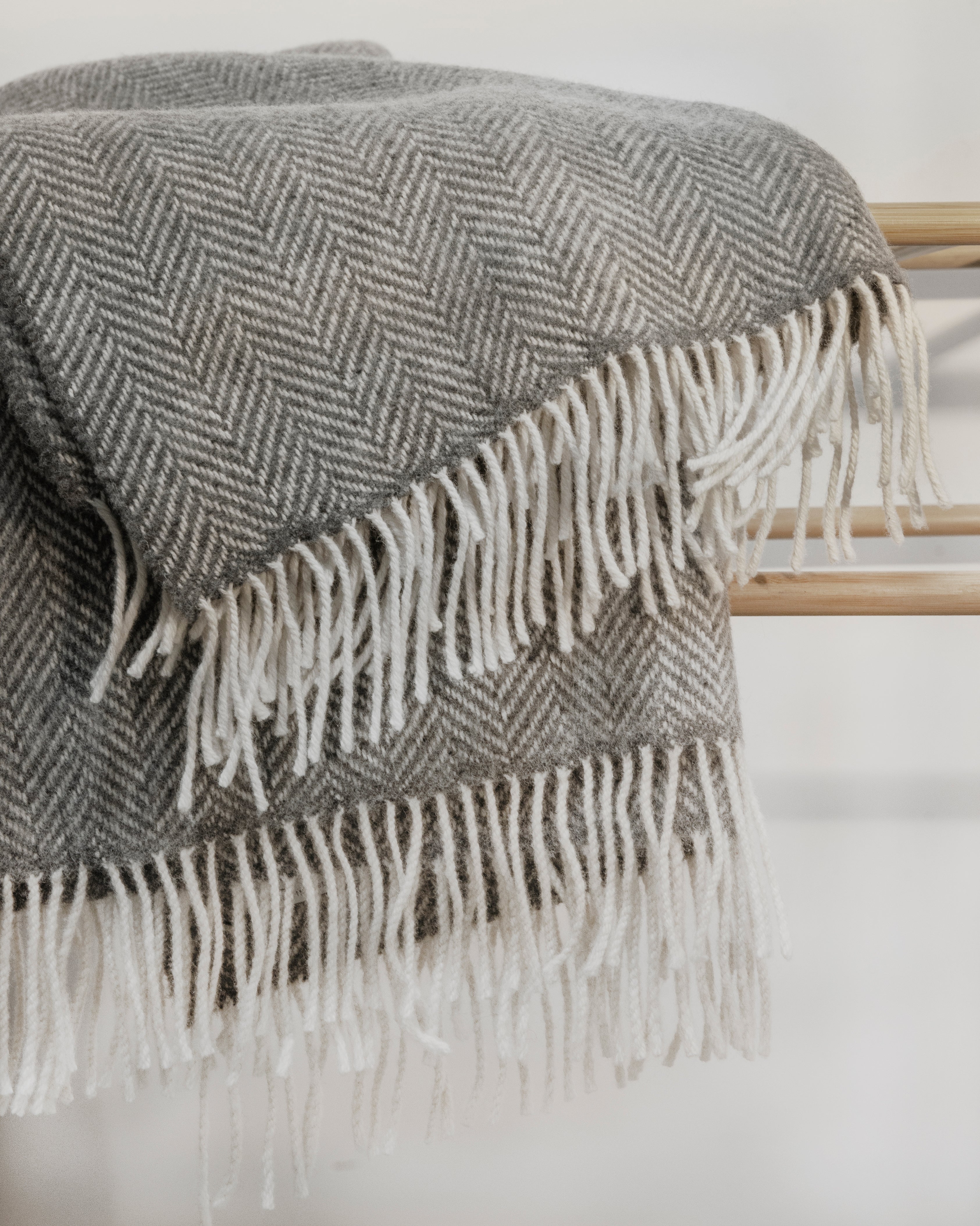 Koc z welny merino i kaszmiru w jodelke 136x180 cm