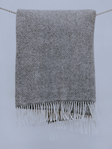 Koc z welny merino i kaszmiru w jodelke 136x180 cm