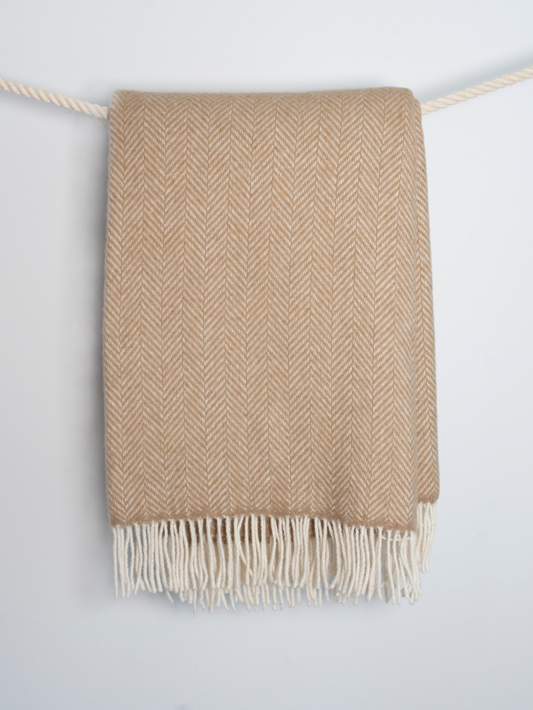 Koc z wełny merino i kaszmiru w odcieniach beżu