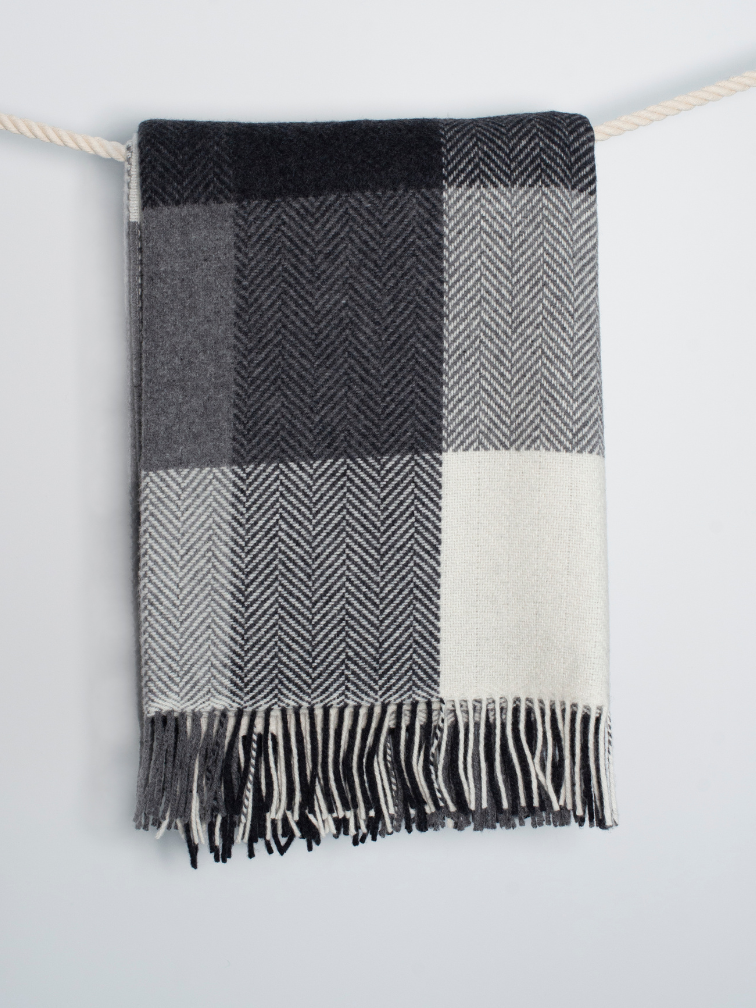 Czarno biały koc z wełny merino i kaszmiru