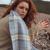 Błękitny szalik z wełny merino w delikatną kratkę