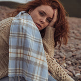 Błękitny szalik z wełny merino w delikatną kratkę