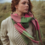 Szalik z wełny merino w różowo-zieloną kratkę