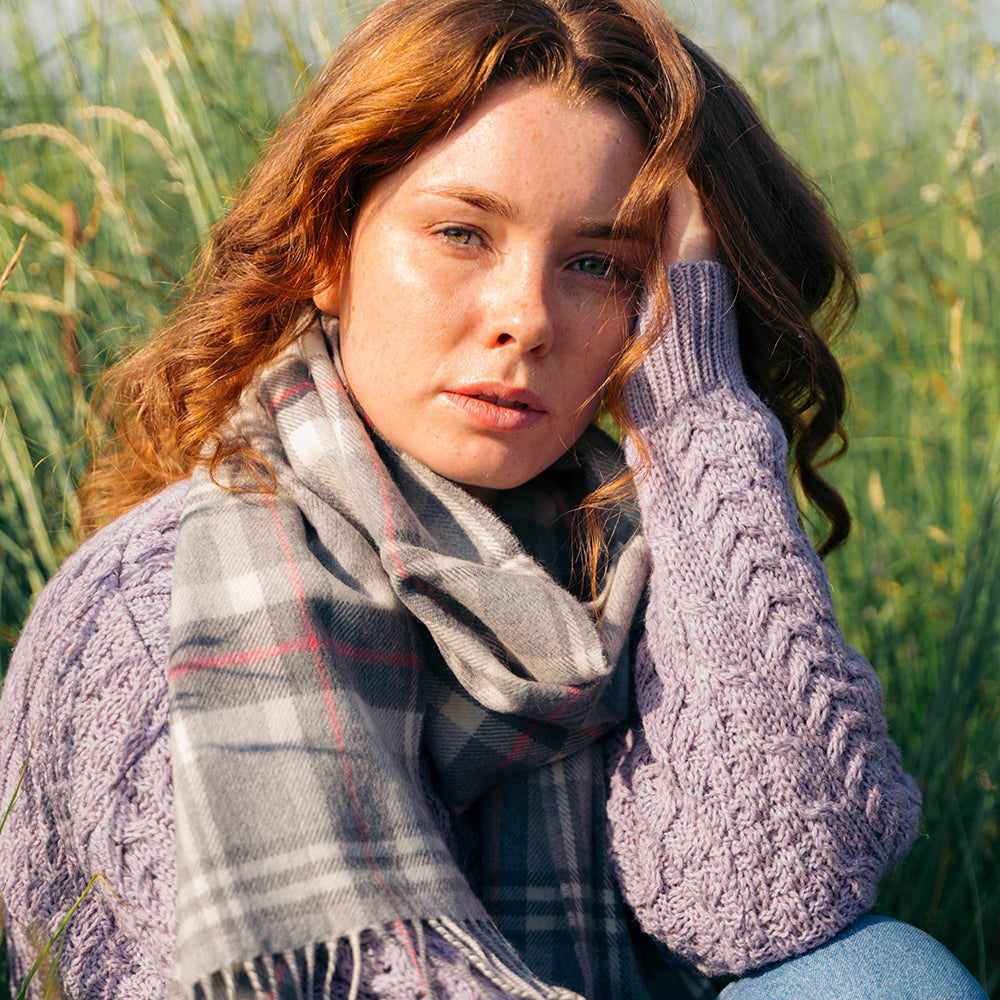 Szalik z wełny merino w szaro różową kratkę