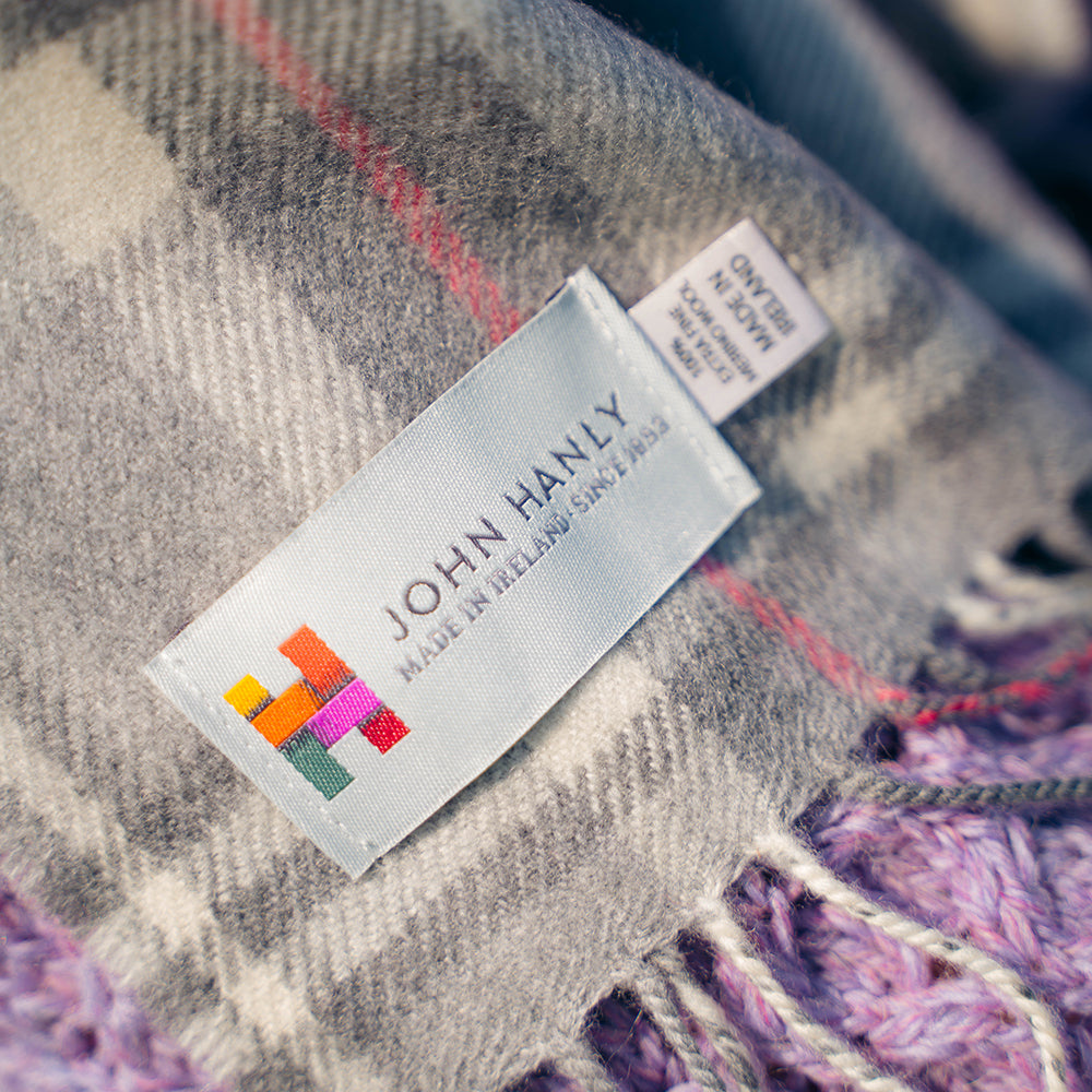 Szalik z wełny merino w szaro różową kratkę