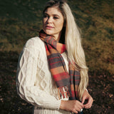 Szalik z wełny merino w antracytowo-pomarańczową kratkę