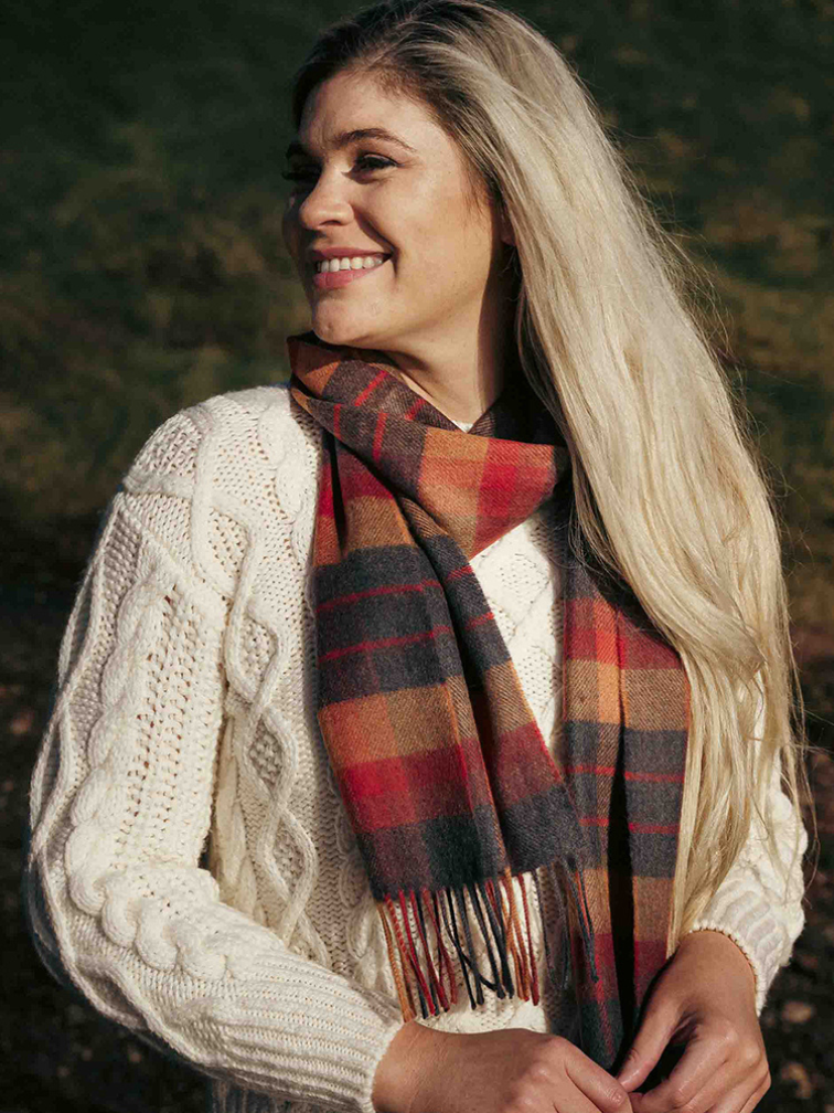 Szalik z wełny merino w antracytowo-pomarańczową kratkę