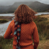 Szalik z wełny jagnięcej w kratkę o jesiennych barwach