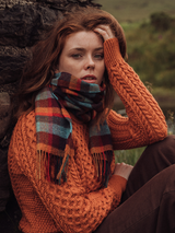 Szalik z wełny jagnięcej w kratkę o jesiennych barwach