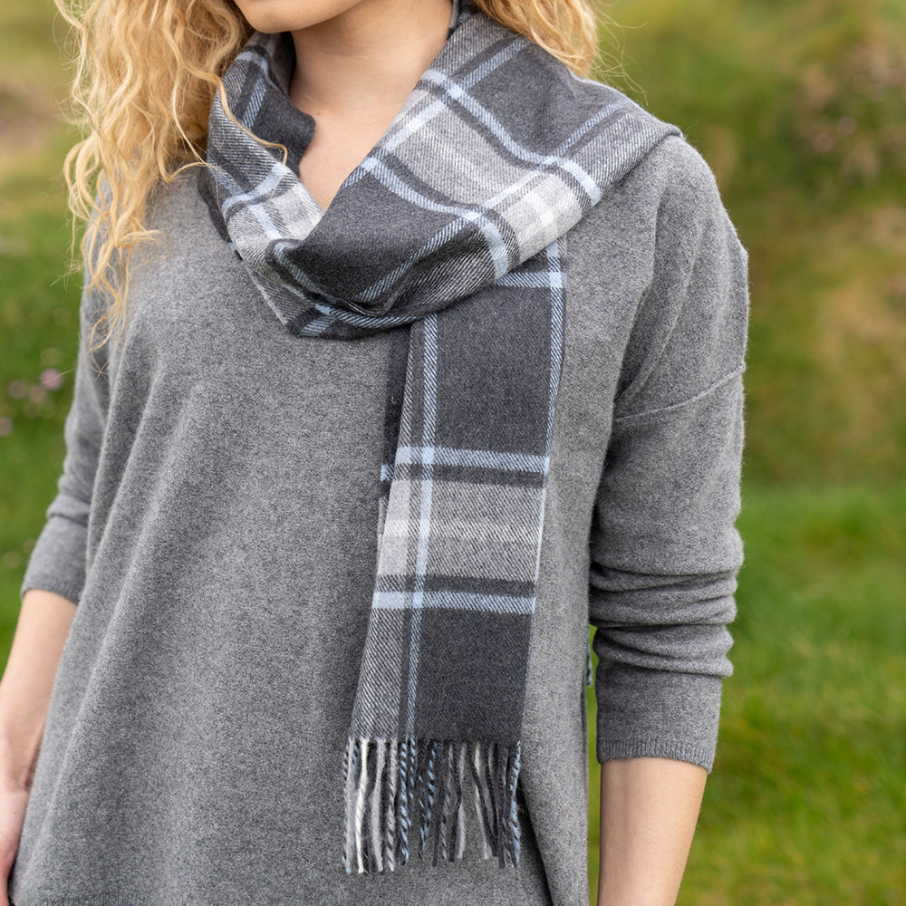 Szalik z wełny merino w kratkę szaro antracytową