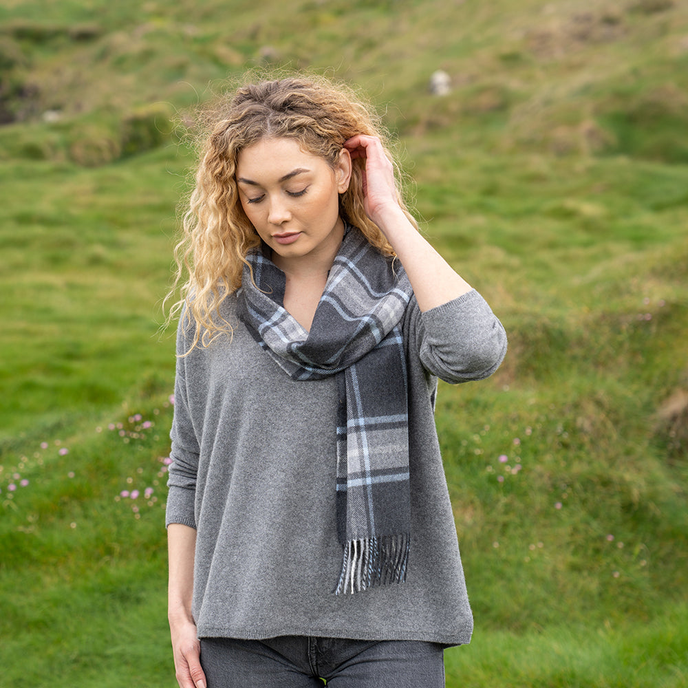 Szalik z wełny merino w kratkę szaro antracytową