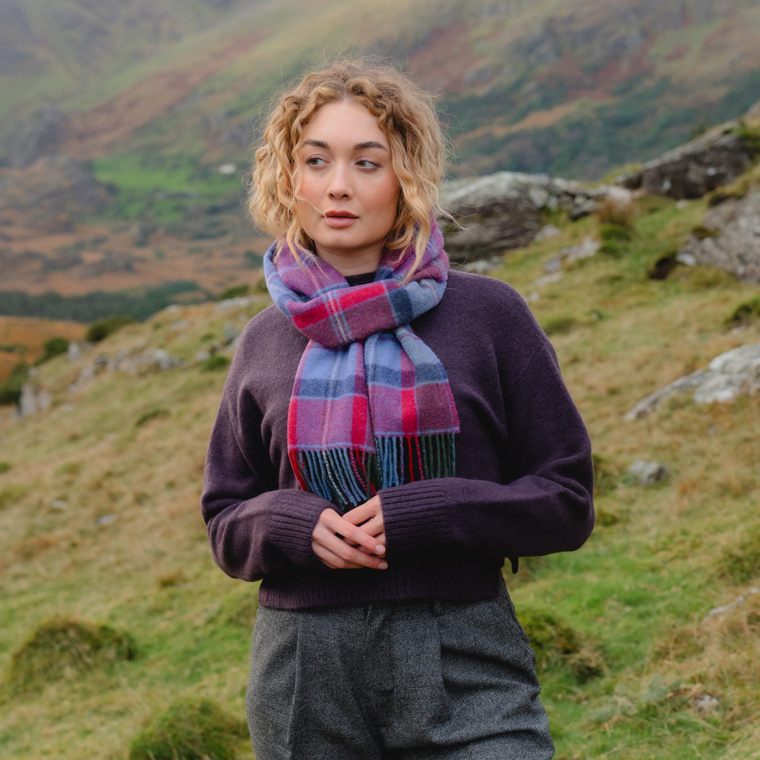 Purpurowy szalik z wełny jagnięcej w kratkę - malinowa czerwień