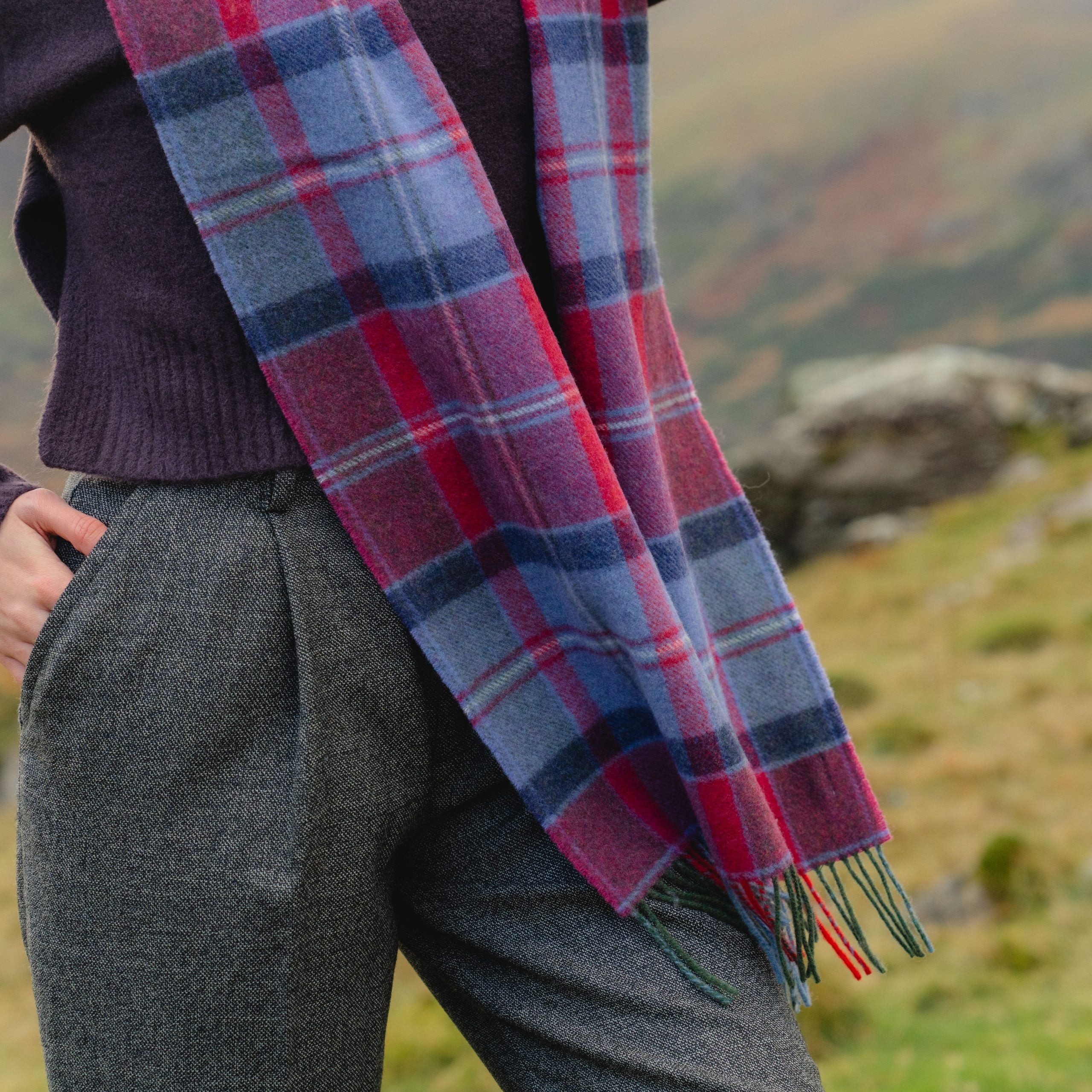 Purpurowy szalik z wełny jagnięcej w kratkę - malinowa czerwień