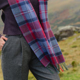 Purpurowy szalik z wełny jagnięcej w kratkę - malinowa czerwień