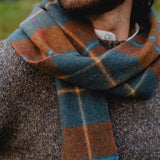 Krótki szary szalik z wełny jagnięcej w klasyczną brązowo-zieloną kratkę