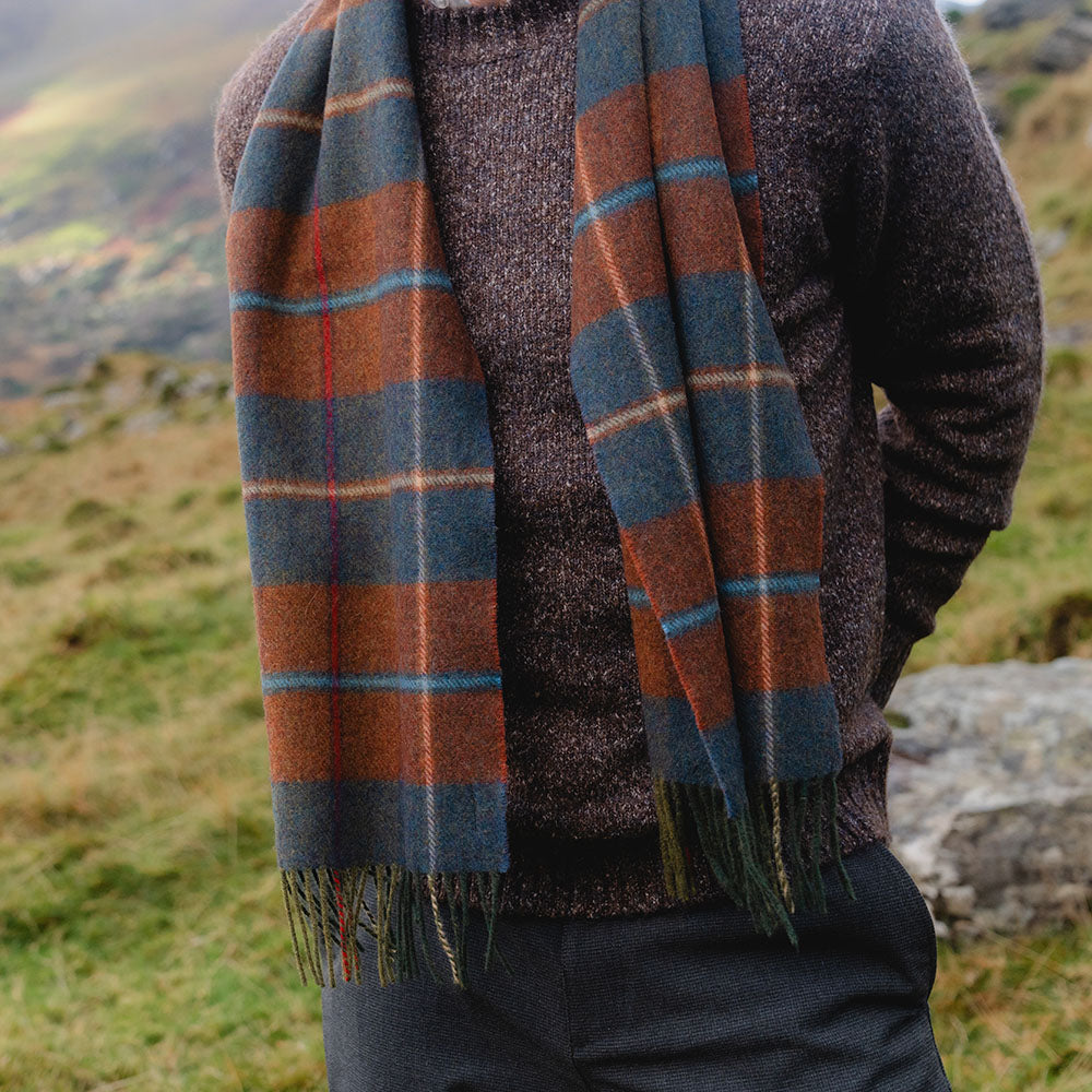 Krótki szary szalik z wełny jagnięcej w klasyczną brązowo-zieloną kratkę