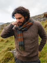 Krótki szary szalik z wełny jagnięcej w klasyczną brązowo-zieloną kratkę