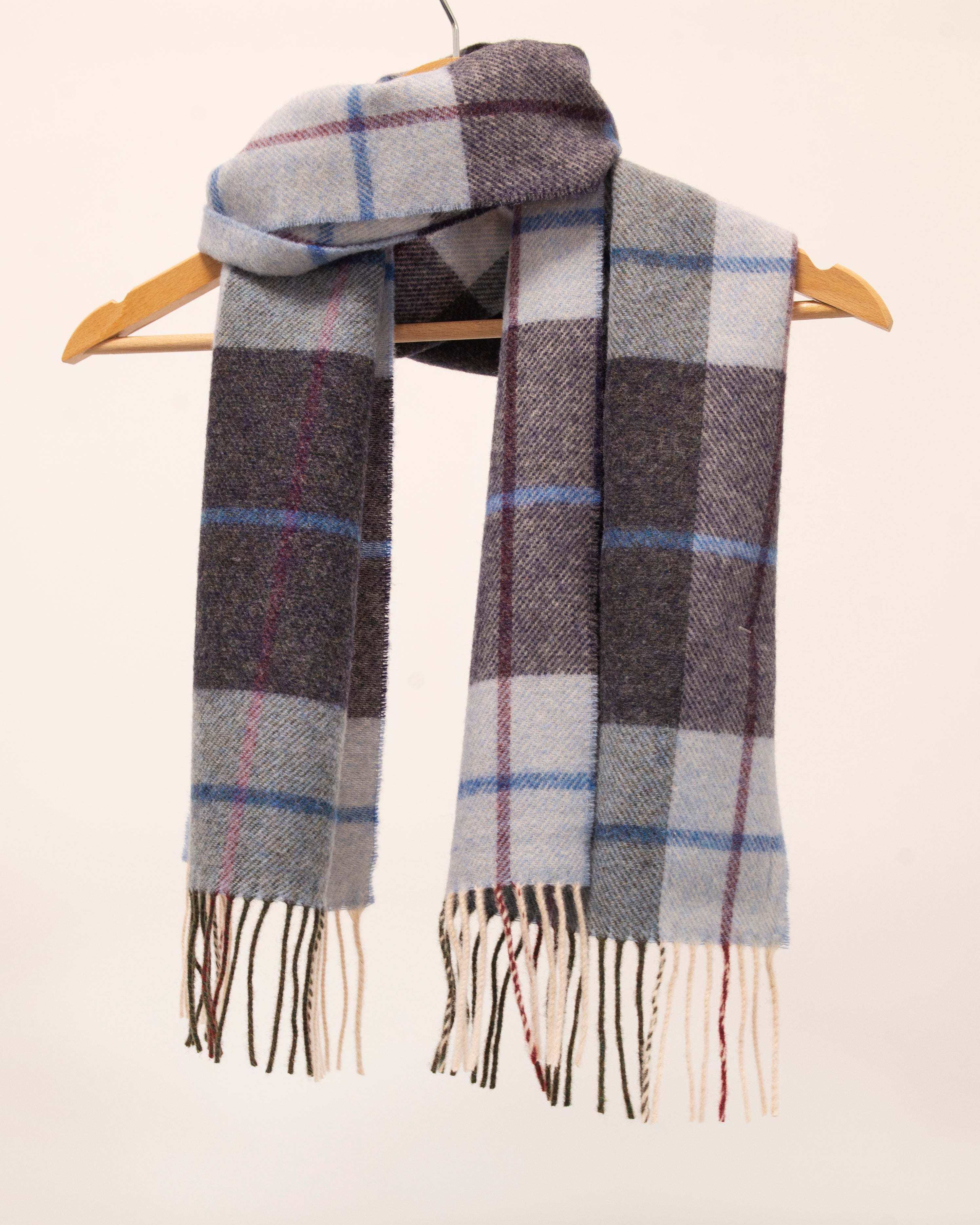 Krótki szalik z wełny jagnięcej Light Blue Charcoal Check, z frędzlami 30x150cm