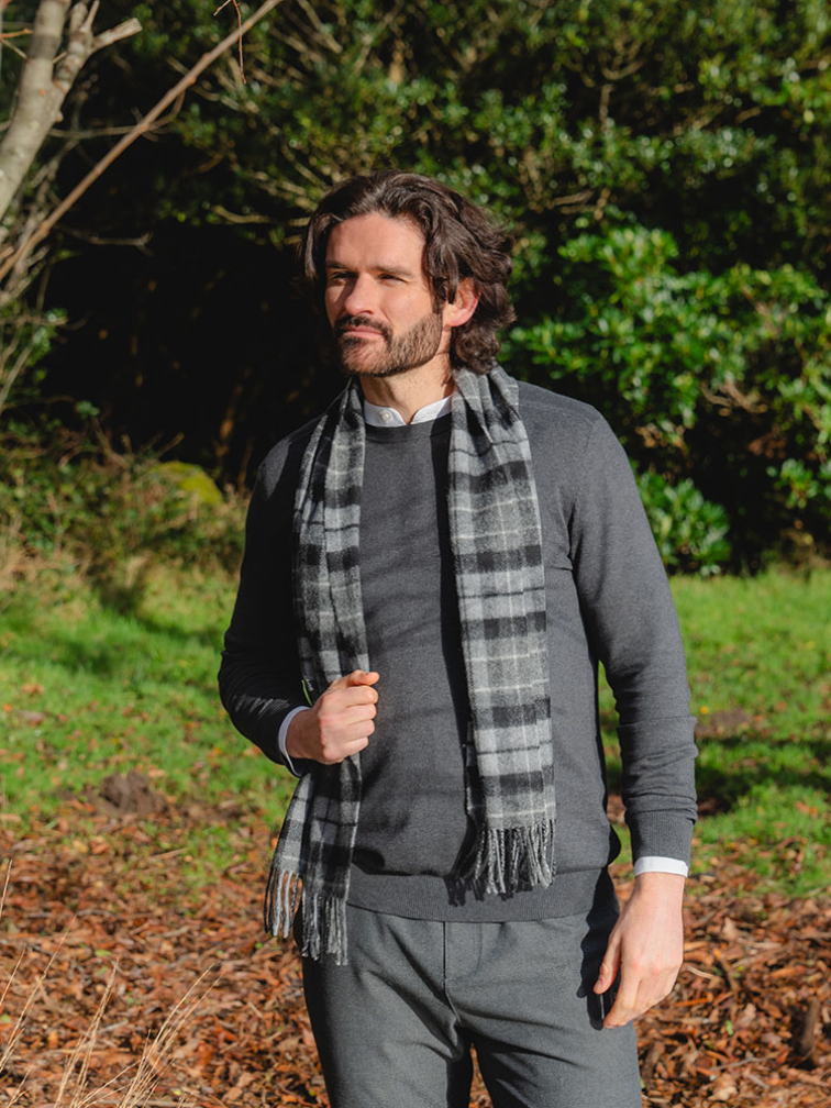 Krótki szary szalik z wełny jagnięcej w kratkę