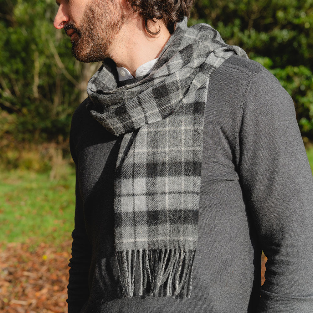 Krótki szary szalik z wełny jagnięcej w kratkę