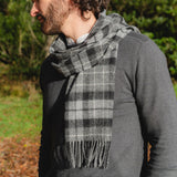 Krótki szary szalik z wełny jagnięcej w kratkę