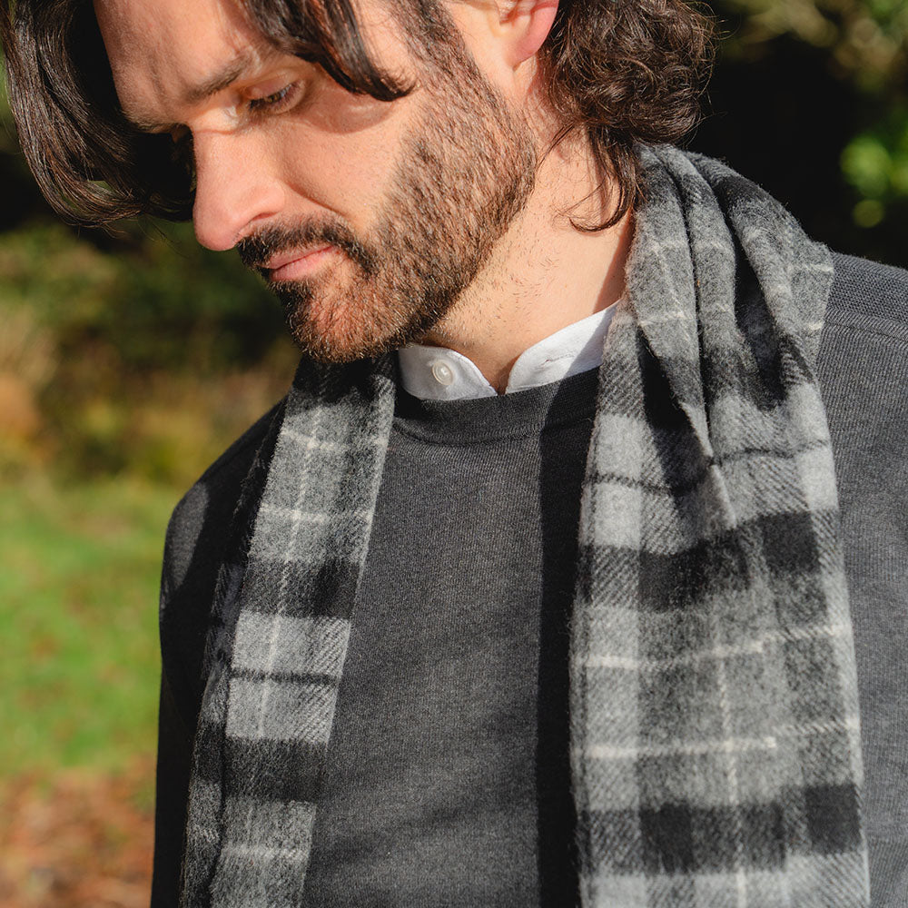 Krótki szary szalik z wełny jagnięcej w kratkę