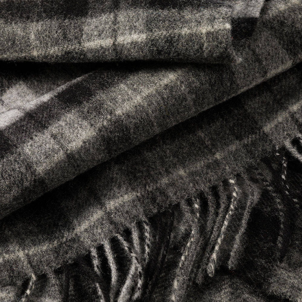 Krótki szary szalik z wełny jagnięcej w kratkę