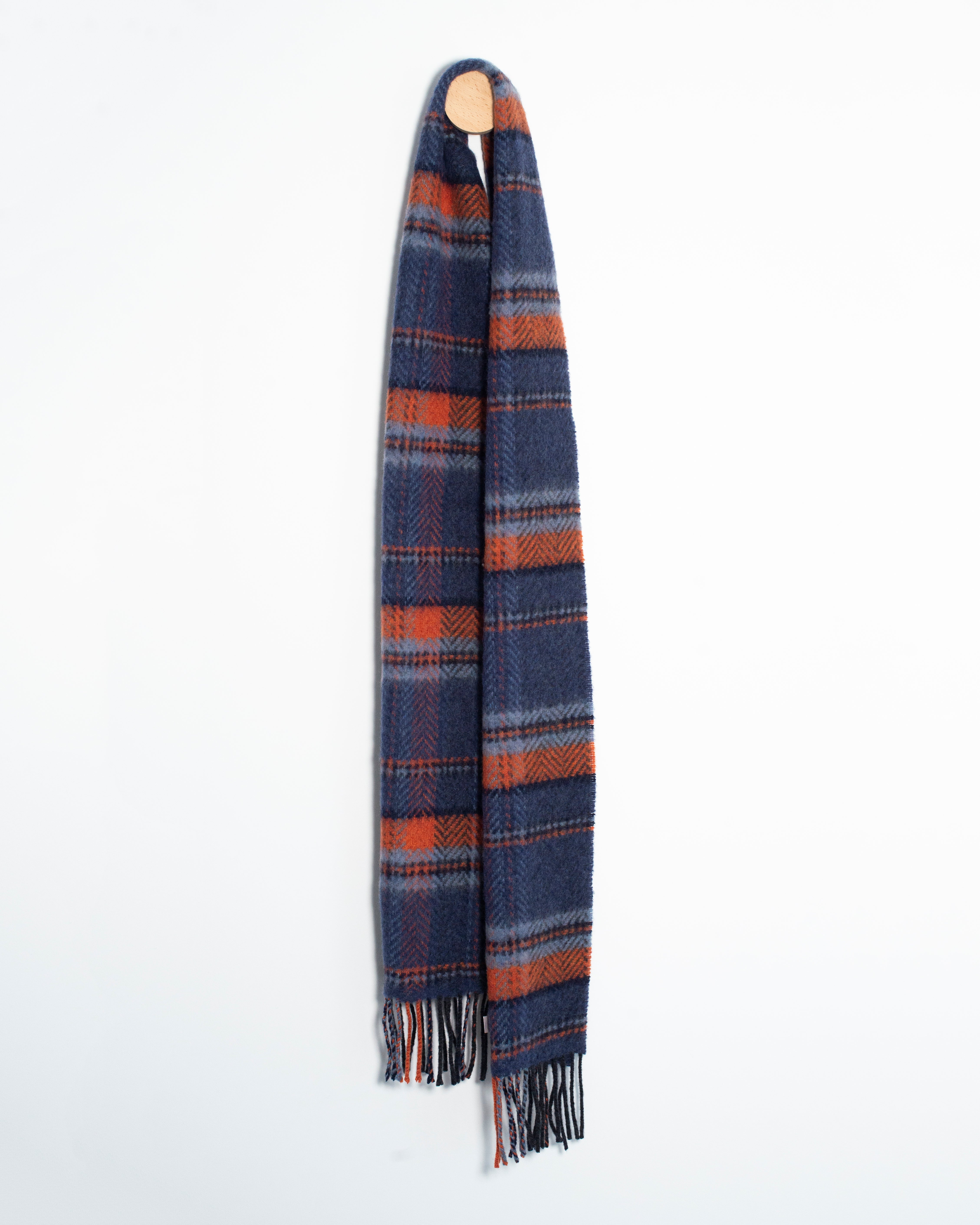 Granatowy szalik z kaszmiru i wełny merino w pomarańczową kratkę