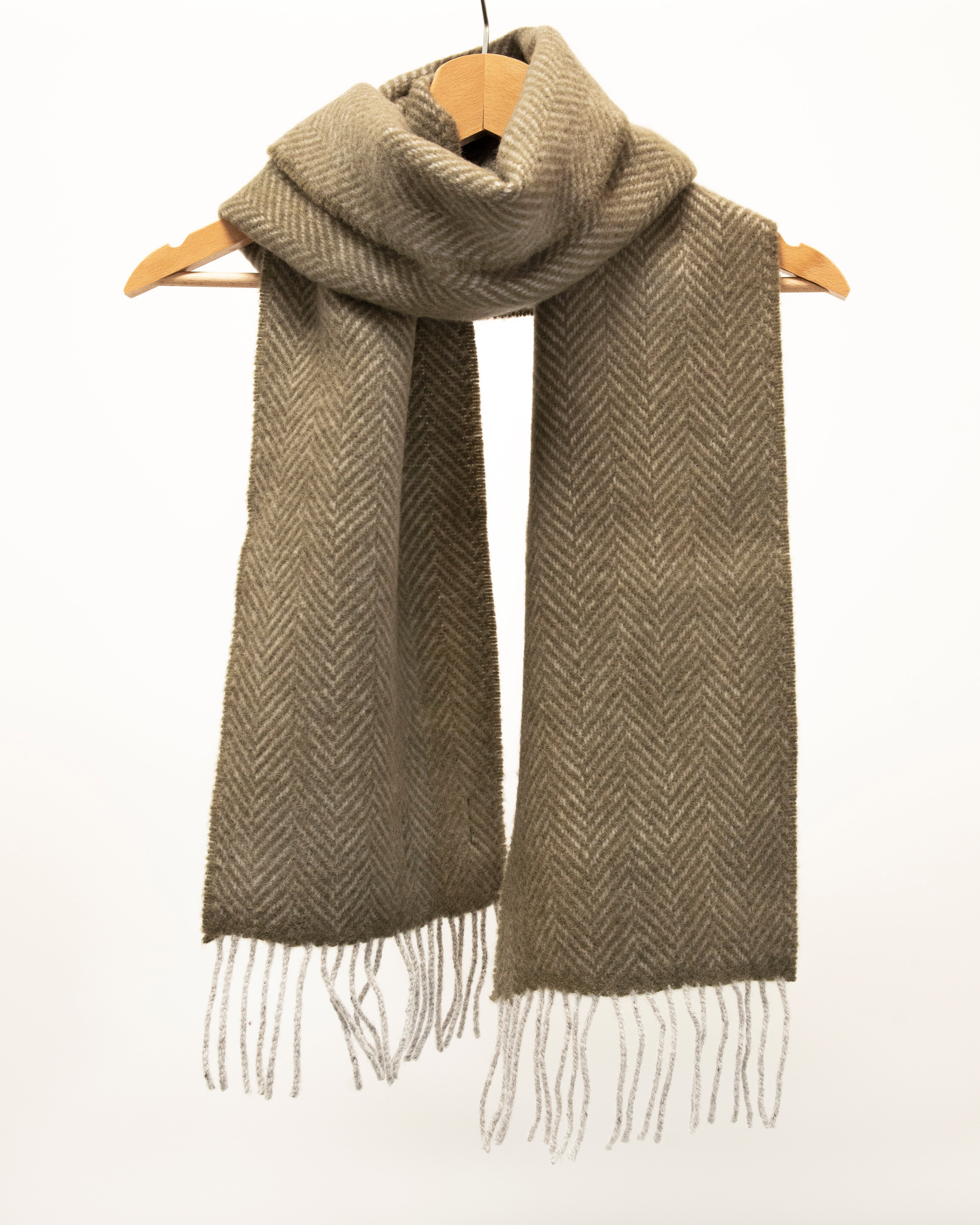 oliwko długi szal z wełny merino i kaszmiru z szarymi frędzlami