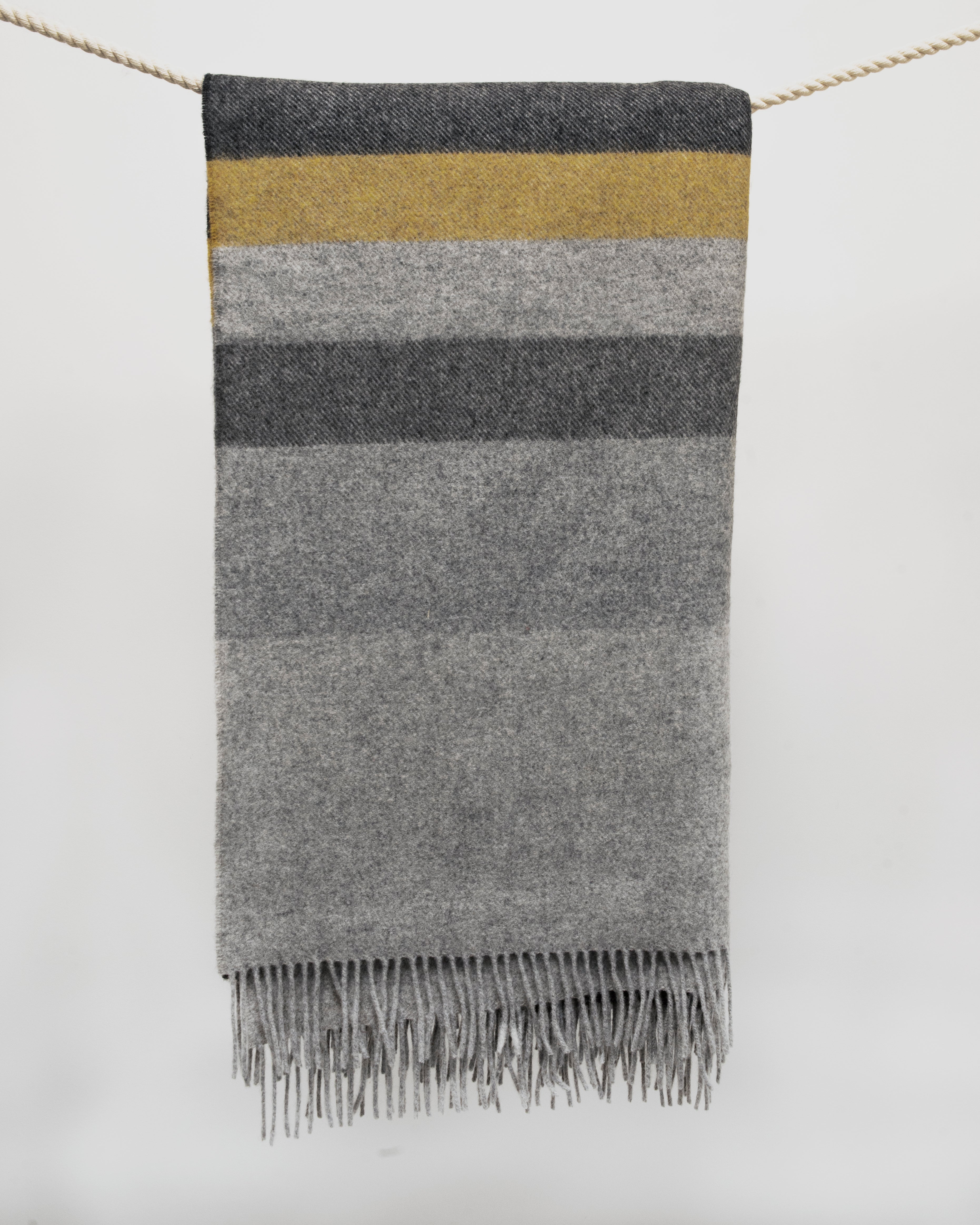 szary koc z wełny merino w musztardowo szare pasy
