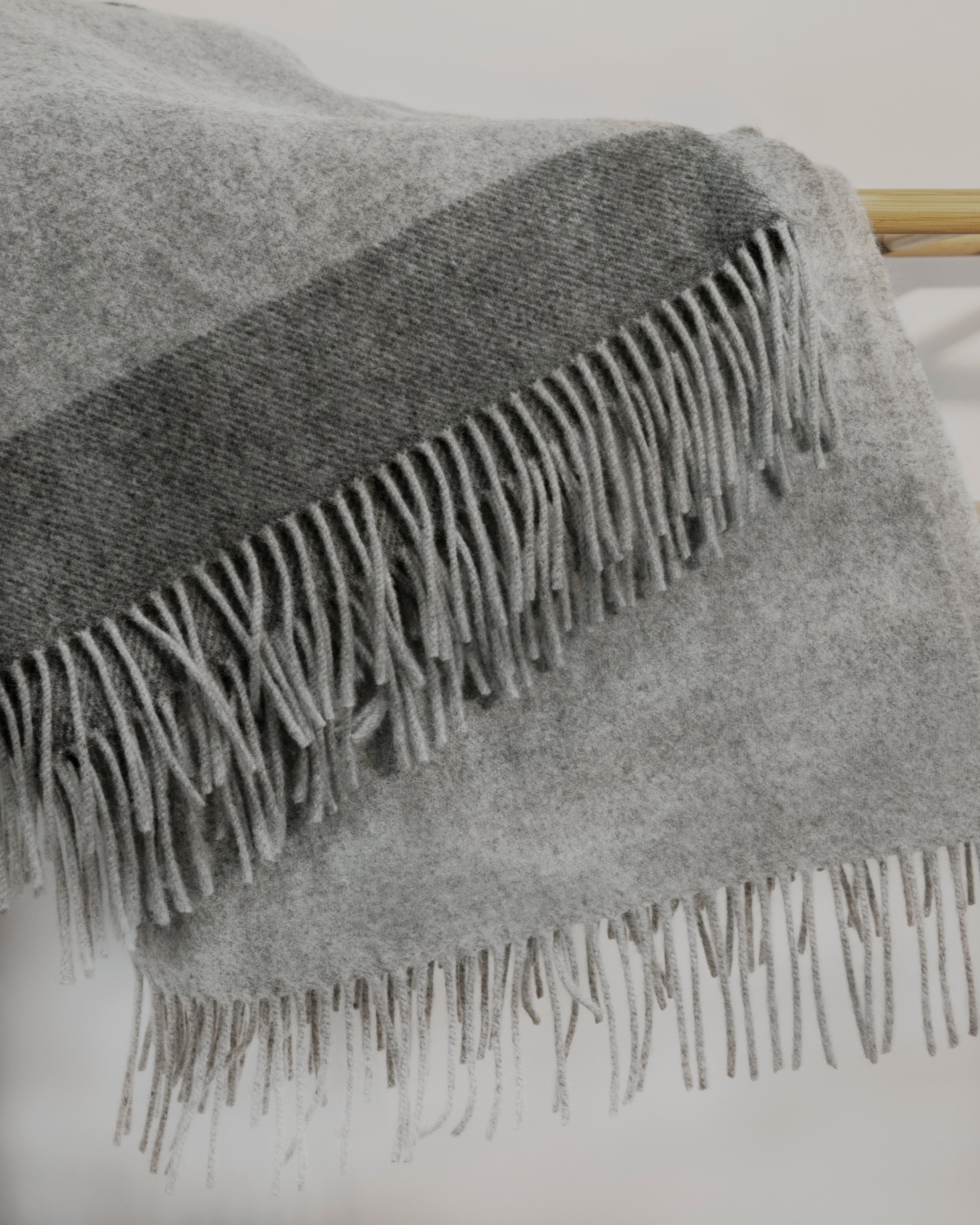 Koc z wełny merino w musztardowo szare pasy