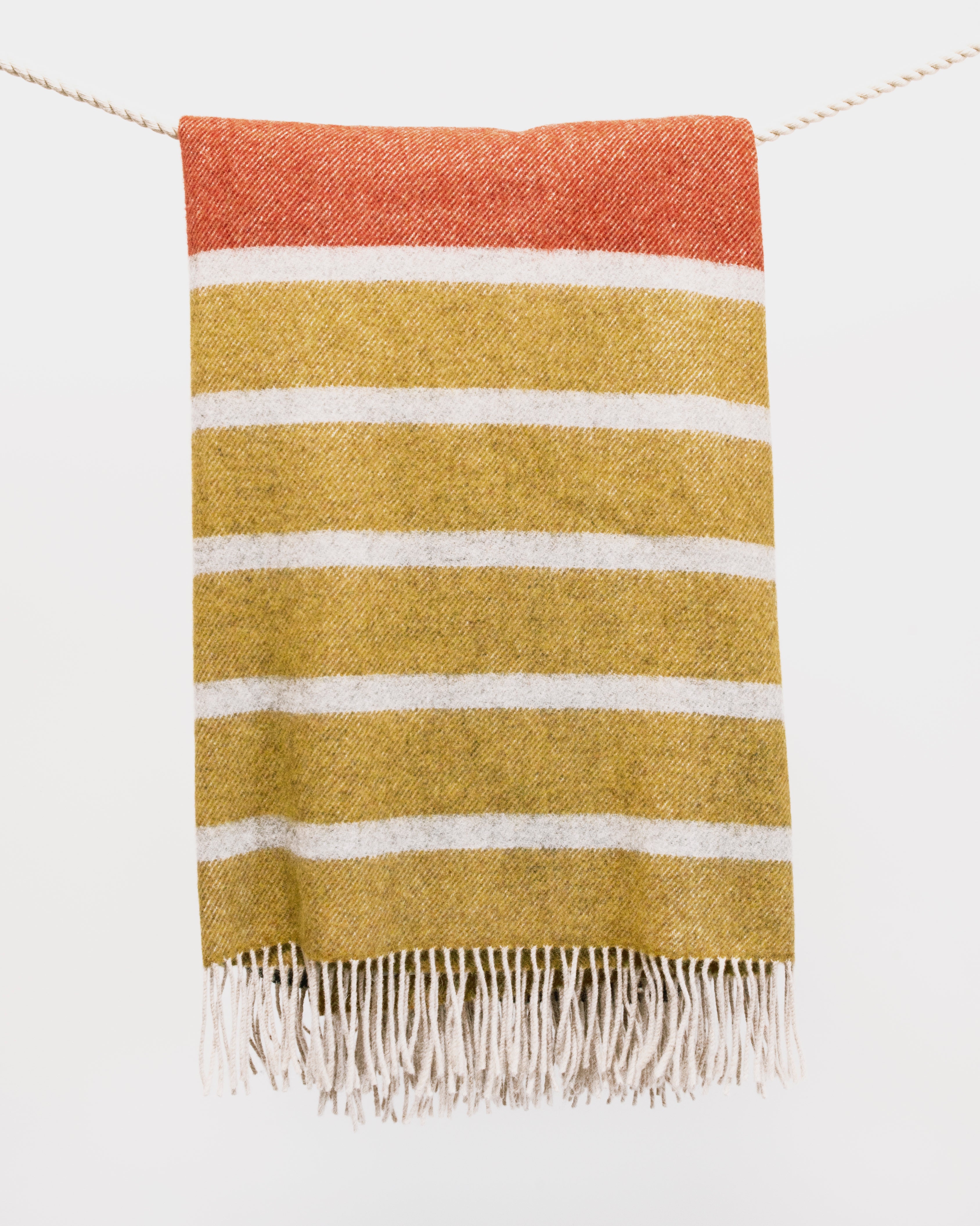 musztardowy koc z wełny merino w pomarańczowe, szare pasy