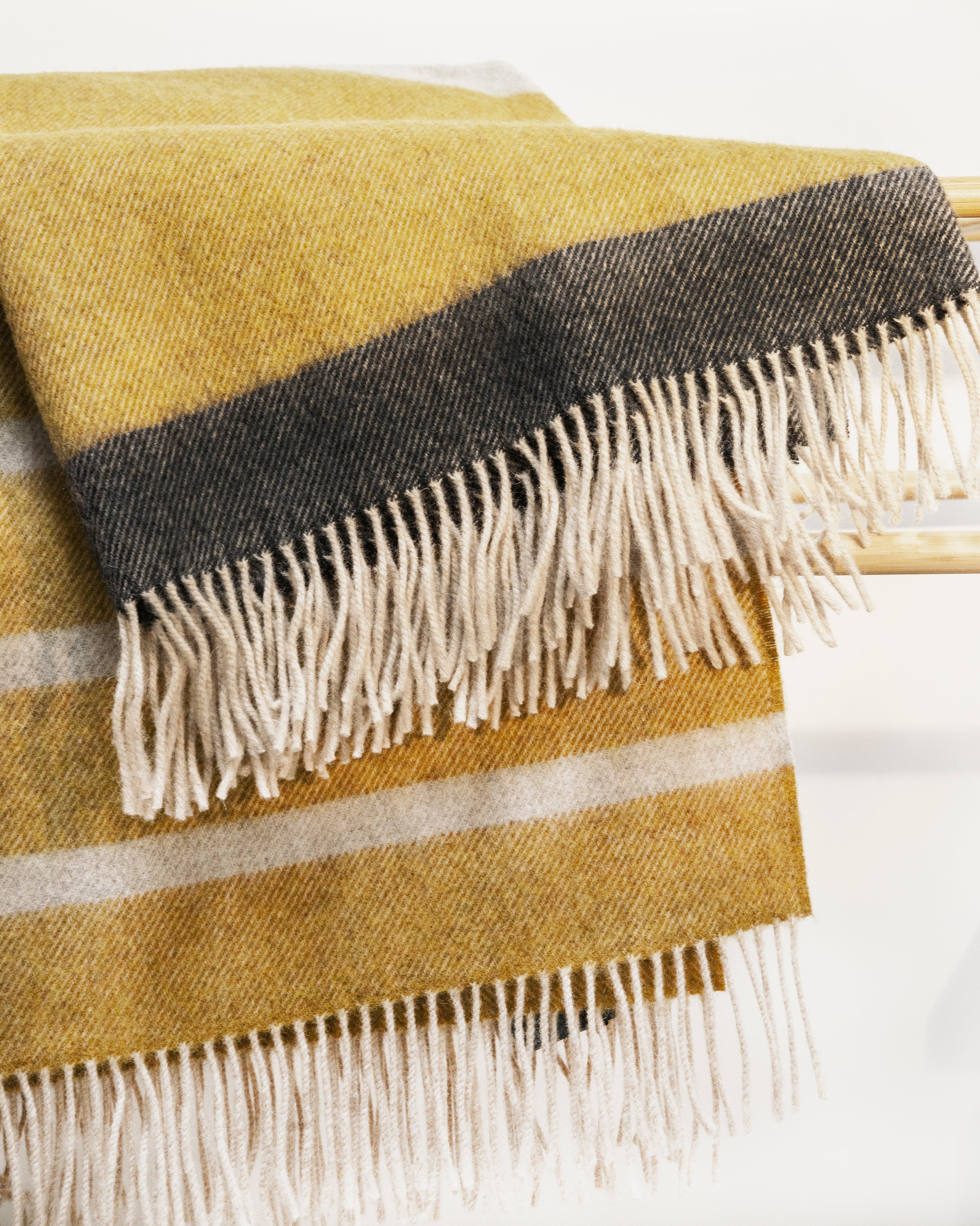 Koc z wełny merino w kolorowe pasy