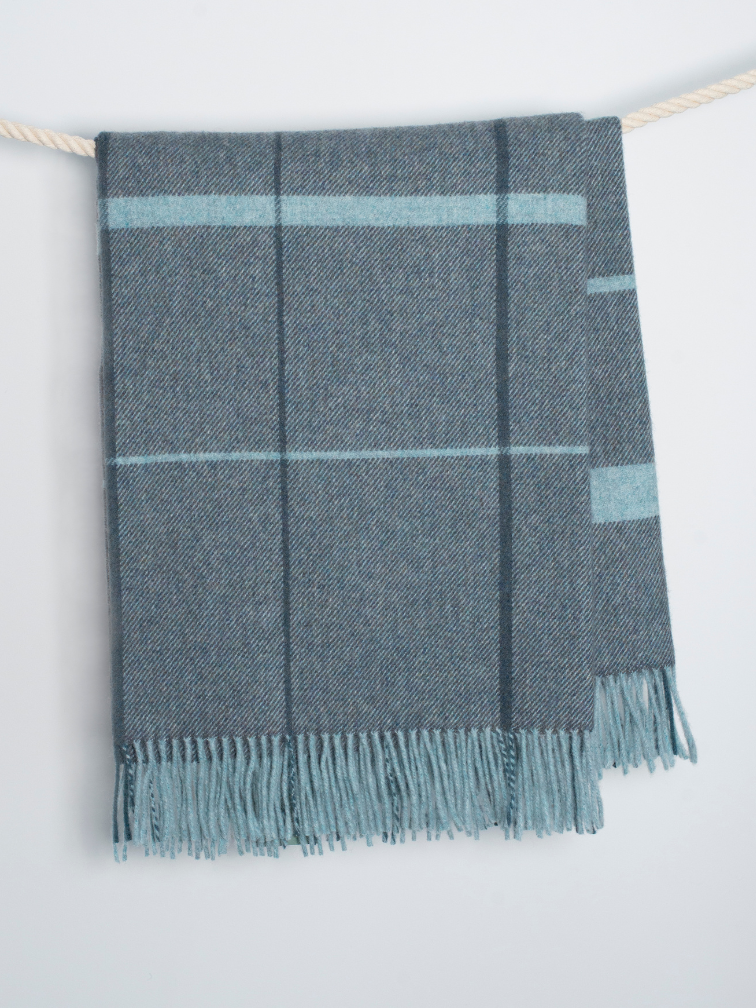 Koc z wełny merino w popielato grynszpanowe pasy