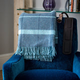 Koc z wełny merino w popielato grynszpanowe pasy