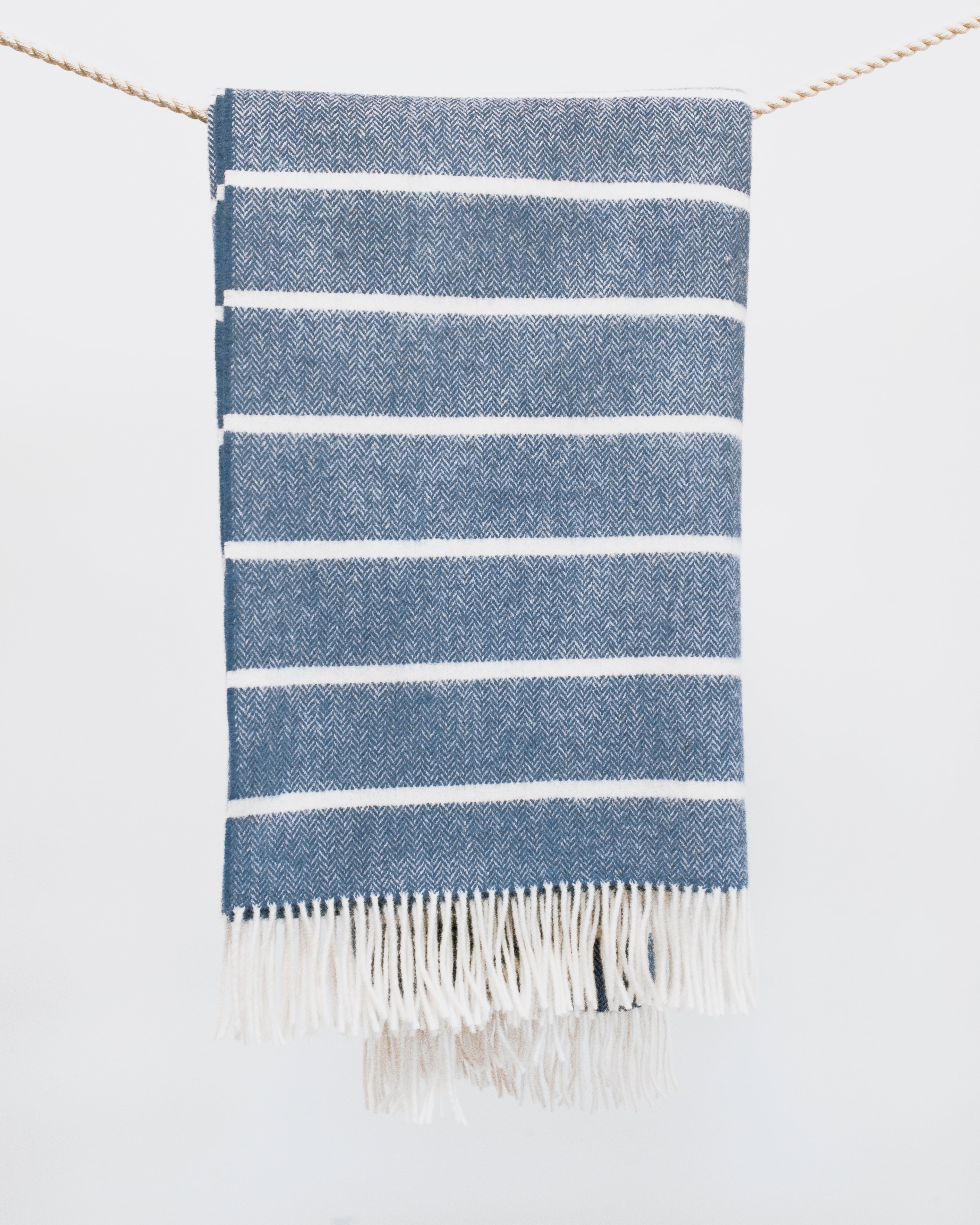 granatowy koc z jagnięcej wełny merino w rozmiarze 150x200cm