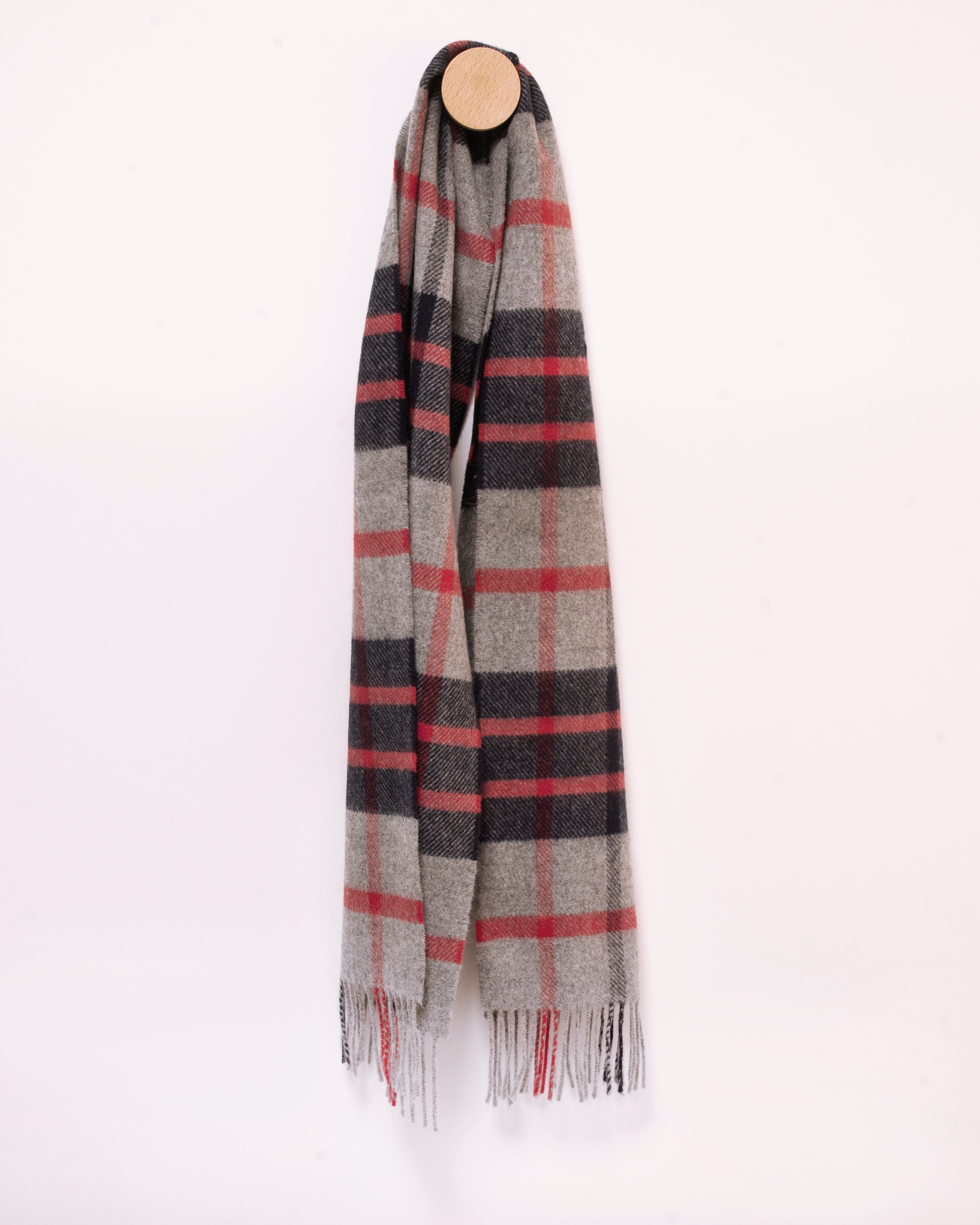 Krótki szary szalik z wełny jagnięcej w granatowo czerwoną