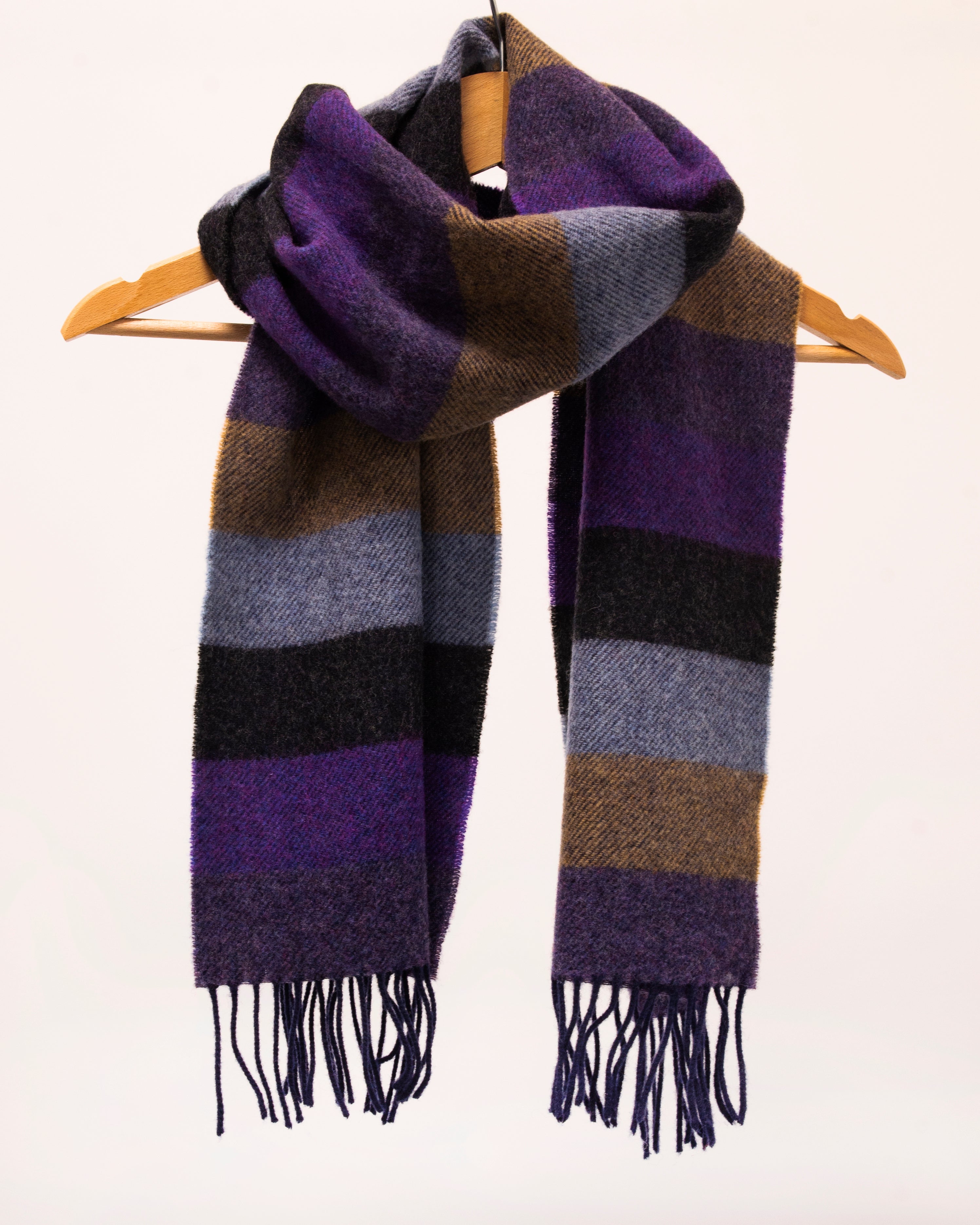 Szalik z wełny jagnięcej w pasy fioletu, szarości i beżu