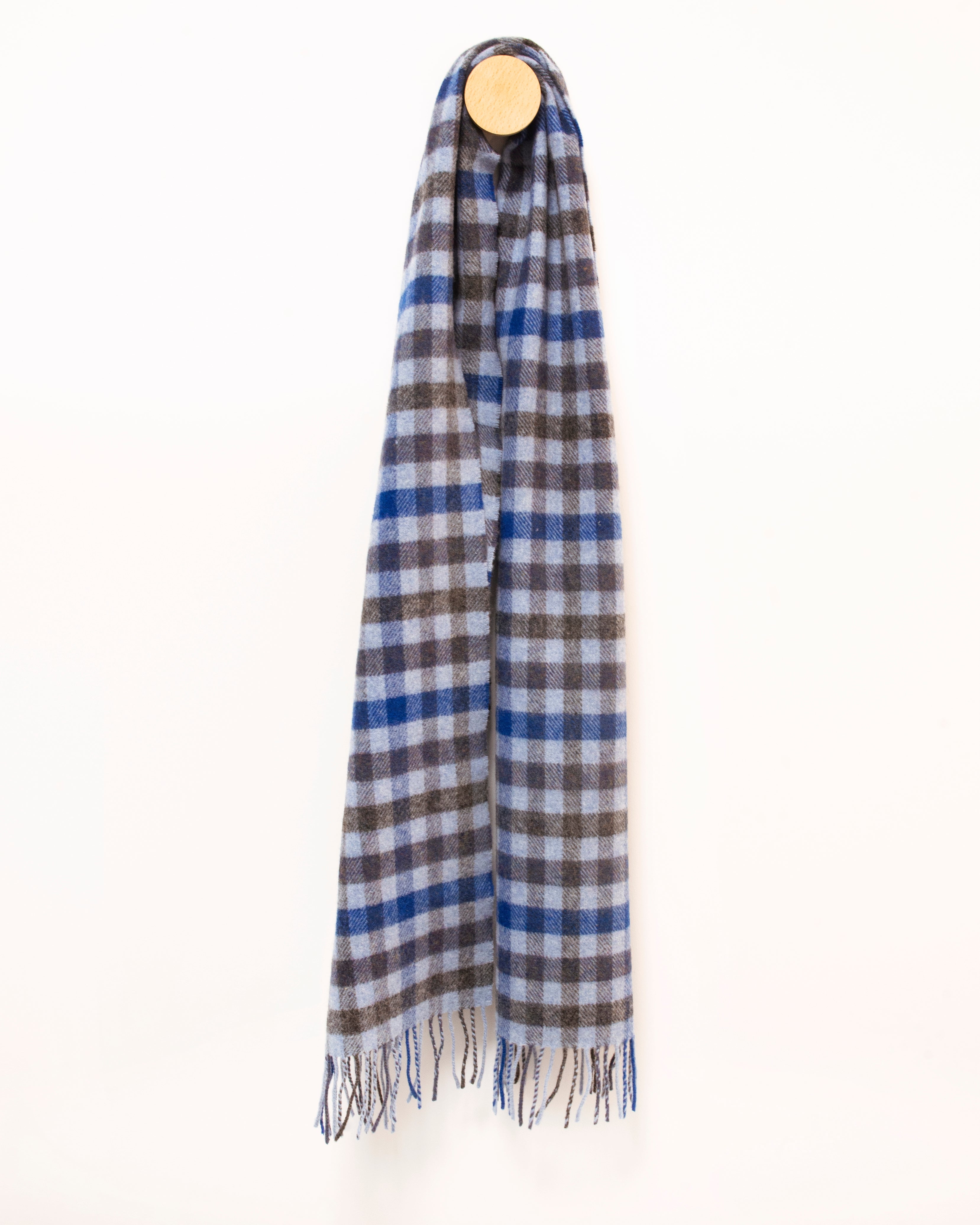 Szalik z wełny jagnięcej w drobną szaro niebieską kratkę z frędzlami 30x180cm